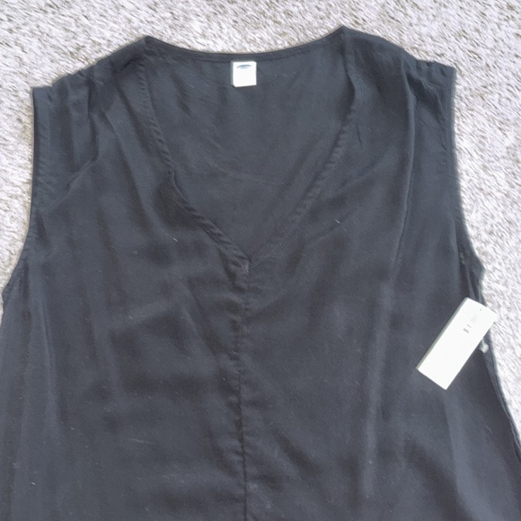 Black Old Navy V-neck Hi-lo blouse. XS. 100% Rayon. Sleeveless, tank. - Picture 3 of 6